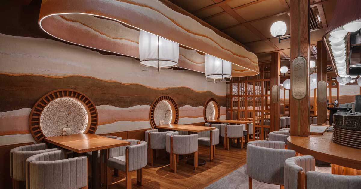 walls-of-layered-clay-are-an-interesting-feature-of-this-restaurant’s-interior