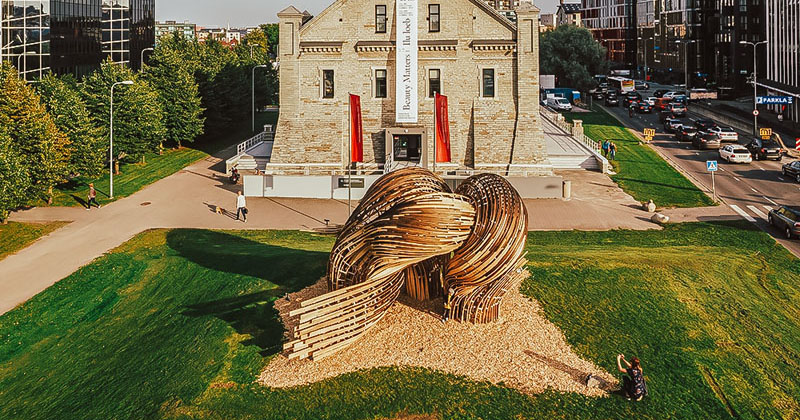 a-new-sculptural-wood-pavilion-stands-proud-in-estonia