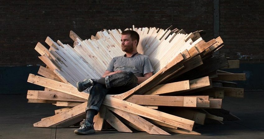 this-oversized-and-sculptural-wood-throne-was-made-from-recycled-pallets