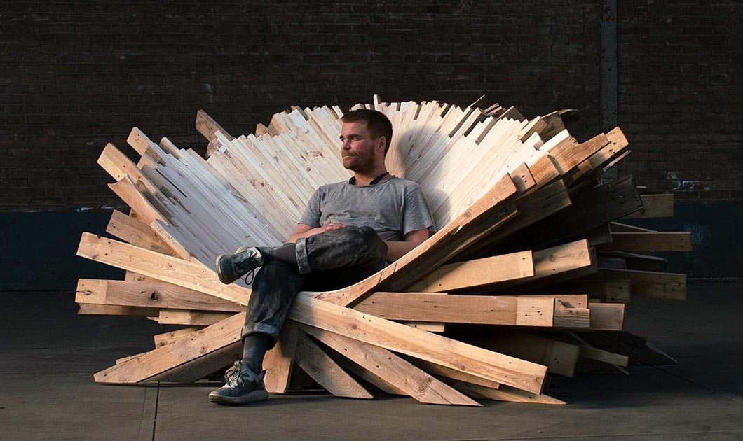 this-oversized-and-sculptural-wood-throne-was-made-from-recycled-pallets