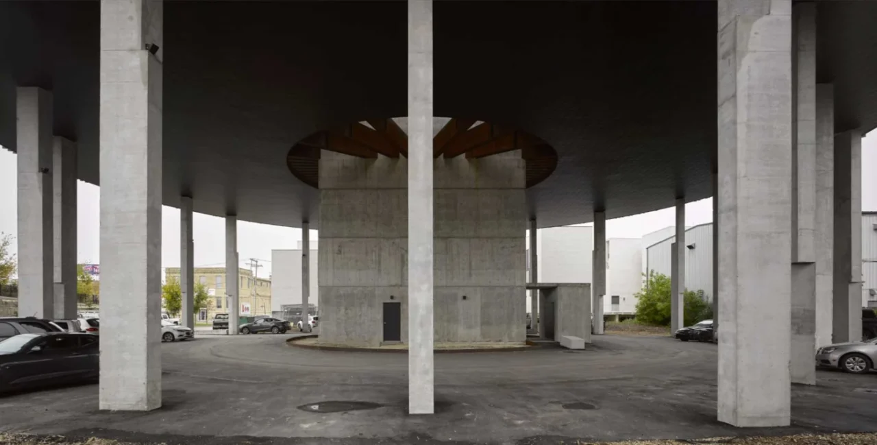 Central concrete core containing the stairs, elevator and service shaft