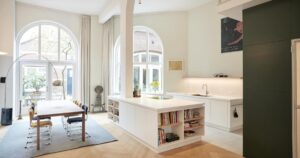 kitchen-design-idea-–-incorporate-a-column-into-the-kitchen-island