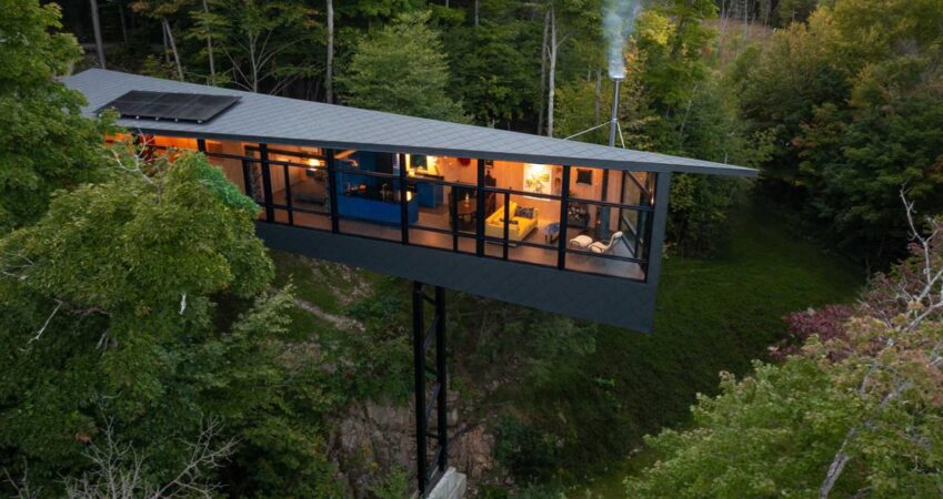 this-dramatically-elevated-cabin-sits-among-the-treetops