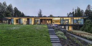 this-modern-house-goes-wide-instead-of-high