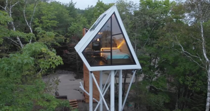 this-small-cabin-was-elevated-to-be-among-the-treetops