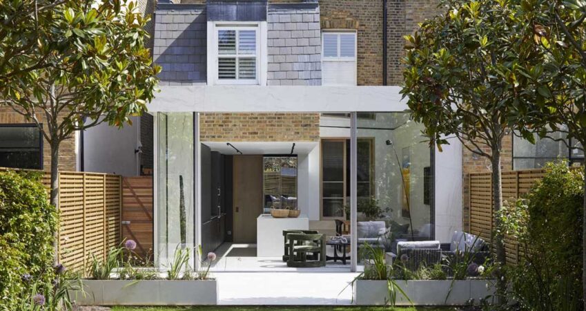 a-glass-roof-lets-light-flood-into-this-home-extension-in-london