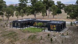 this-u-shaped-house-was-designed-to-wrap-around-a-courtyard