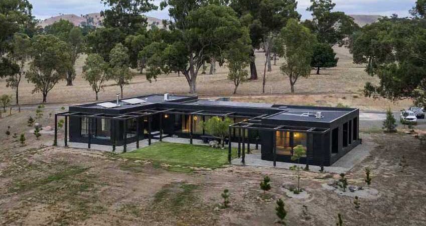 this-u-shaped-house-was-designed-to-wrap-around-a-courtyard