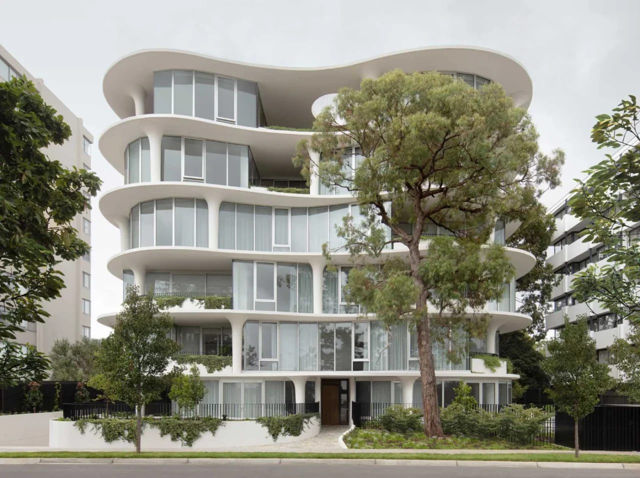 Curved residential building by Wood Marsh in Victoria, Australia, with columns flared at the top