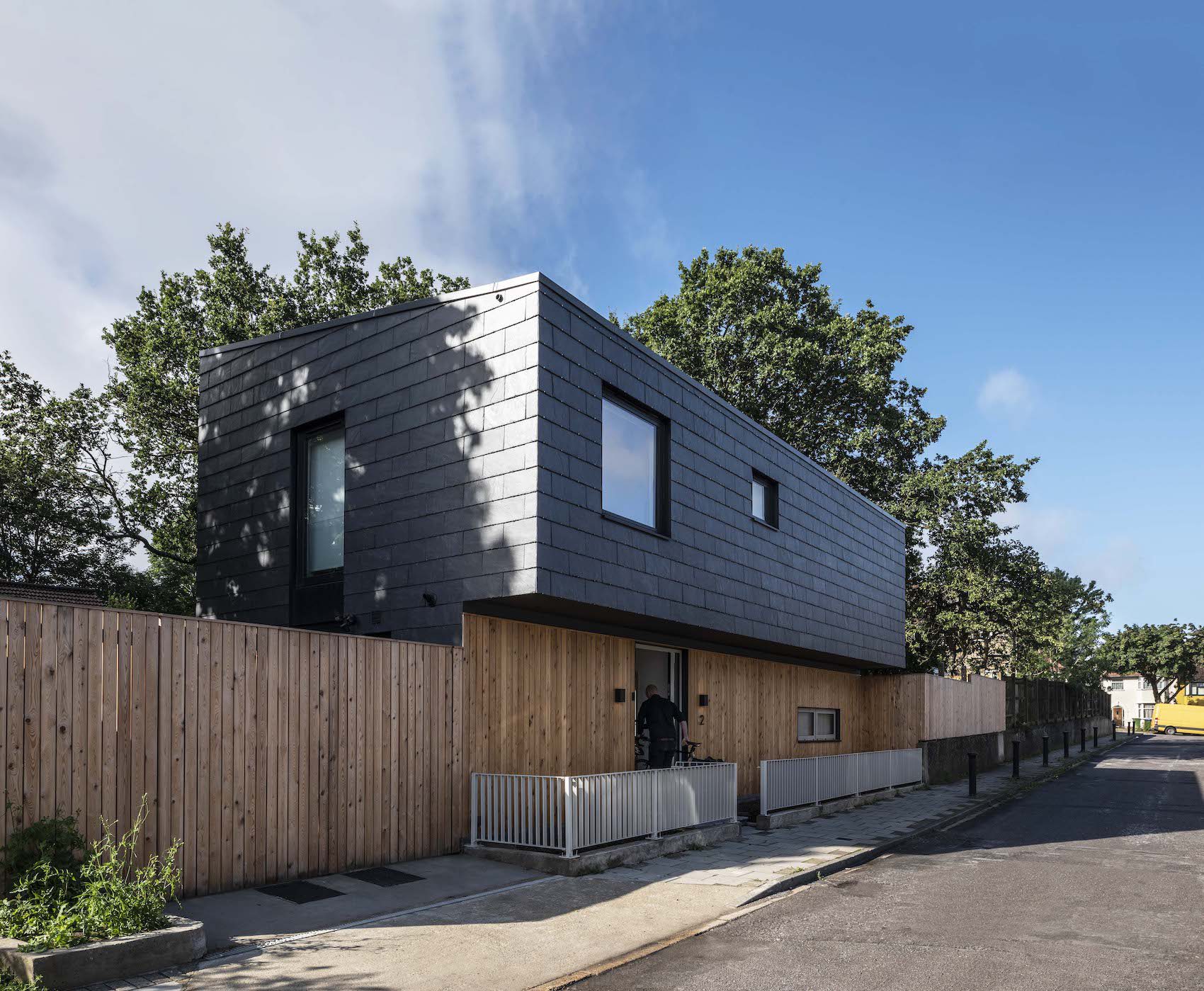 cupa-pizarras’-cupaclad-201-vanguard-rainscreen-cladding-complements-striking-london-house-–-adc