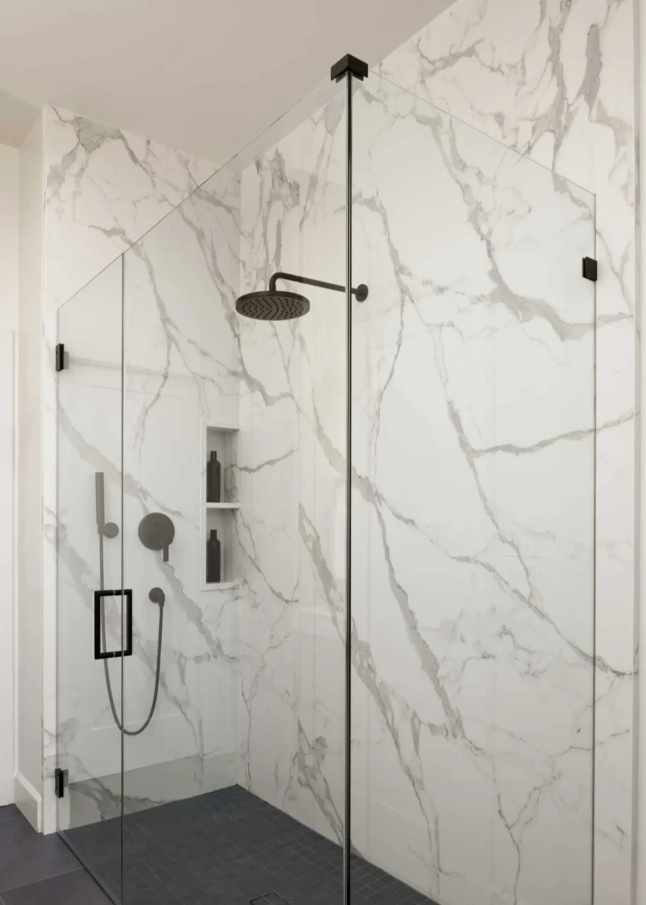Walk-in shower with a pair of shelving niches