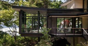 a-home-in-the-trees-with-a-living-room-suspended-over-the-forest-floor