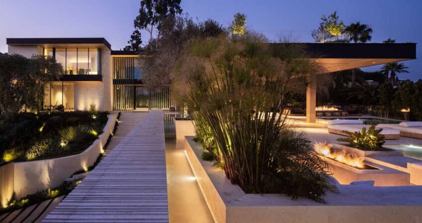 exterior-lighting-illuminates-the-landscaping-around-this-modern-house-in-los-angeles