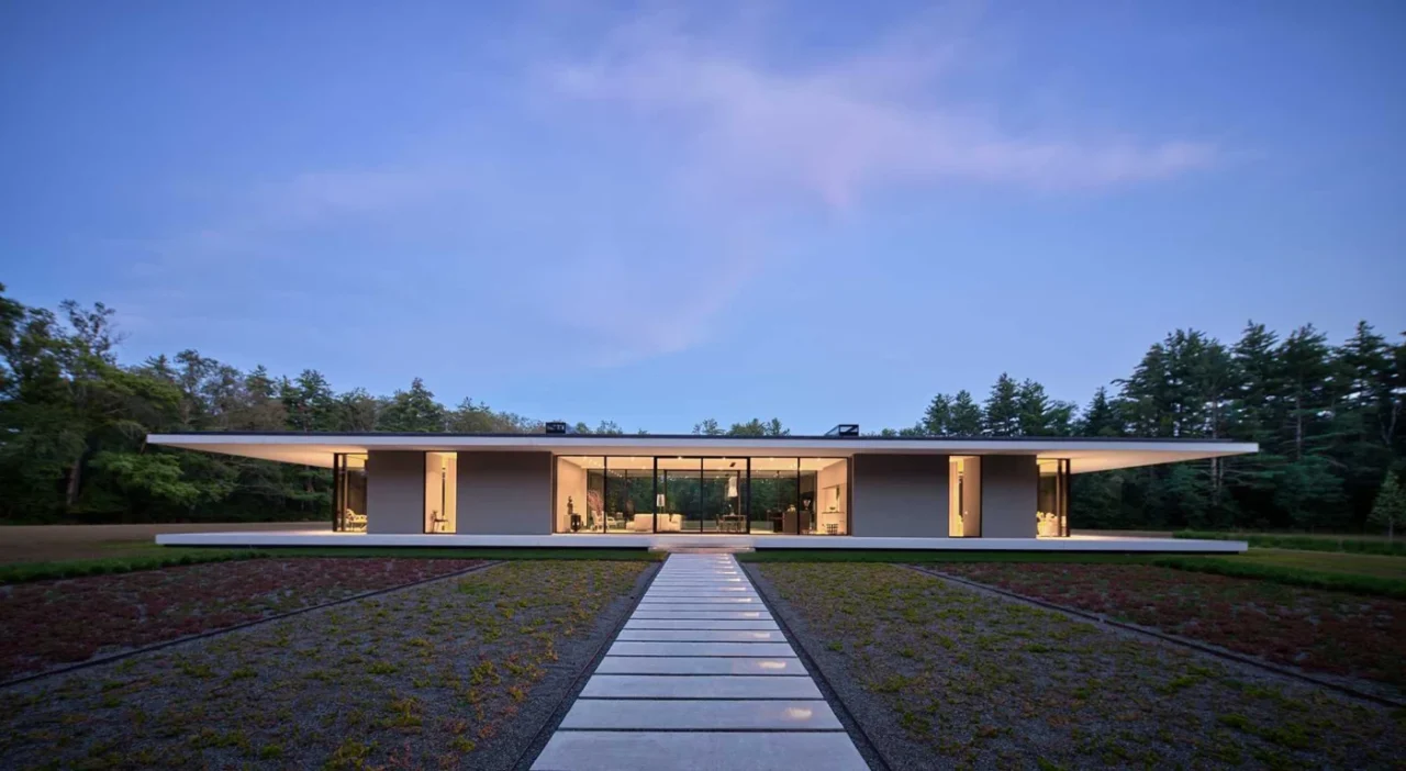 Single-storey glass house in Mansfield, Massachusetts, with a thin roof cantilevering 15 feet