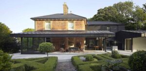a-modern-addition-for-an-1830s-brick-farm-house