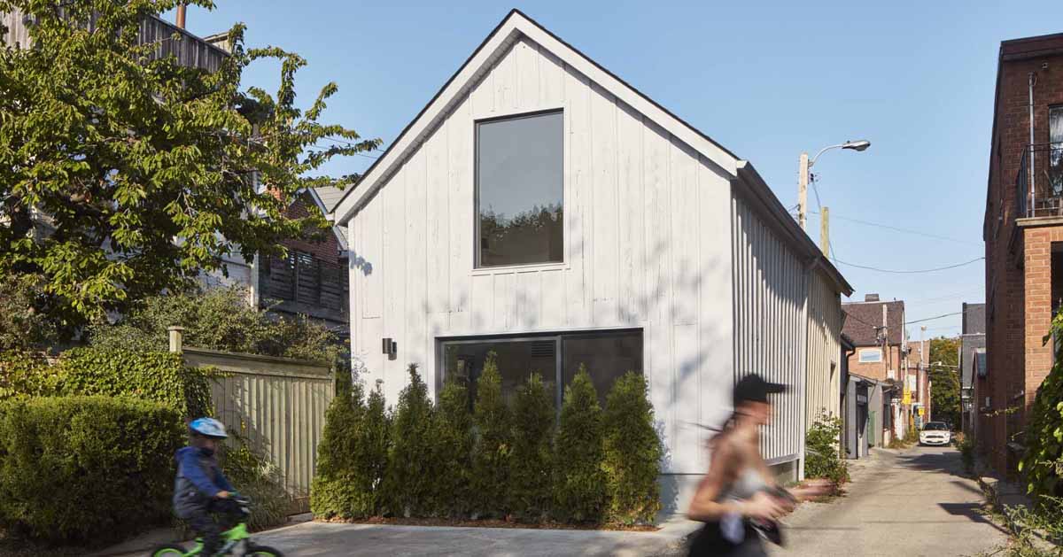 this-little-laneway-house-in-toronto-has-an-upstairs-bedroom-overlooking-the-street