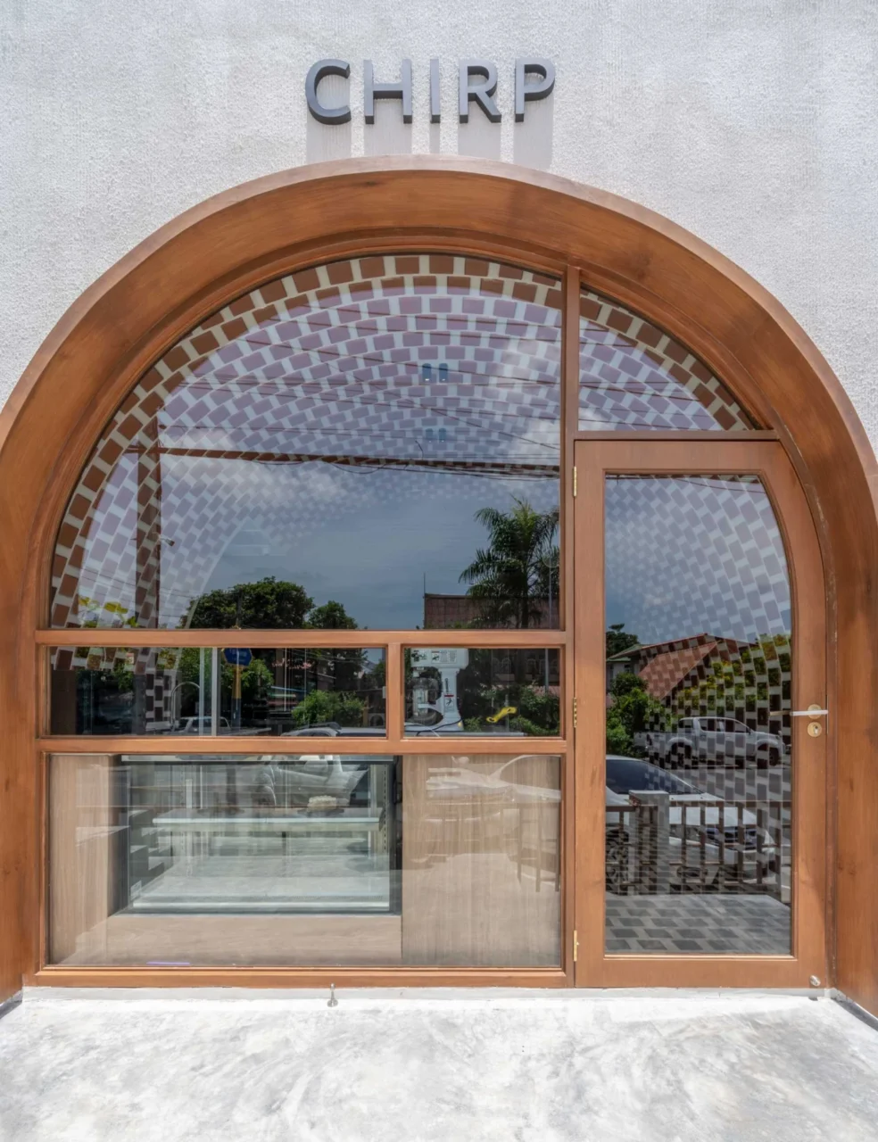 Arc of large windows that serve as display, merchandise window and entrance