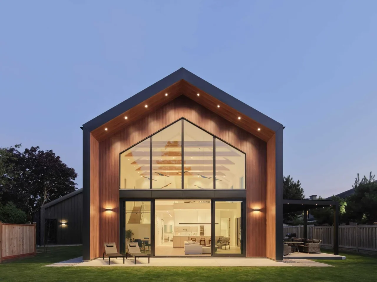 Modern barn house in British Columbia with a vaulted ceiling rising to 7 metres