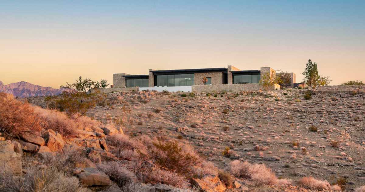 the-surrounding-desert-was-blended-into-this-modern-home
