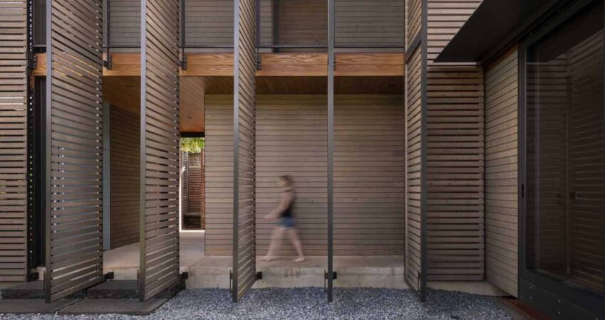 operable-screens-cover-the-exterior-of-this-hawaiian-home