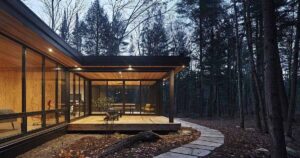 a-modern-l-shaped-home-surrounded-by-a-pine-tree-forest