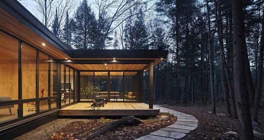 a-modern-l-shaped-home-surrounded-by-a-pine-tree-forest