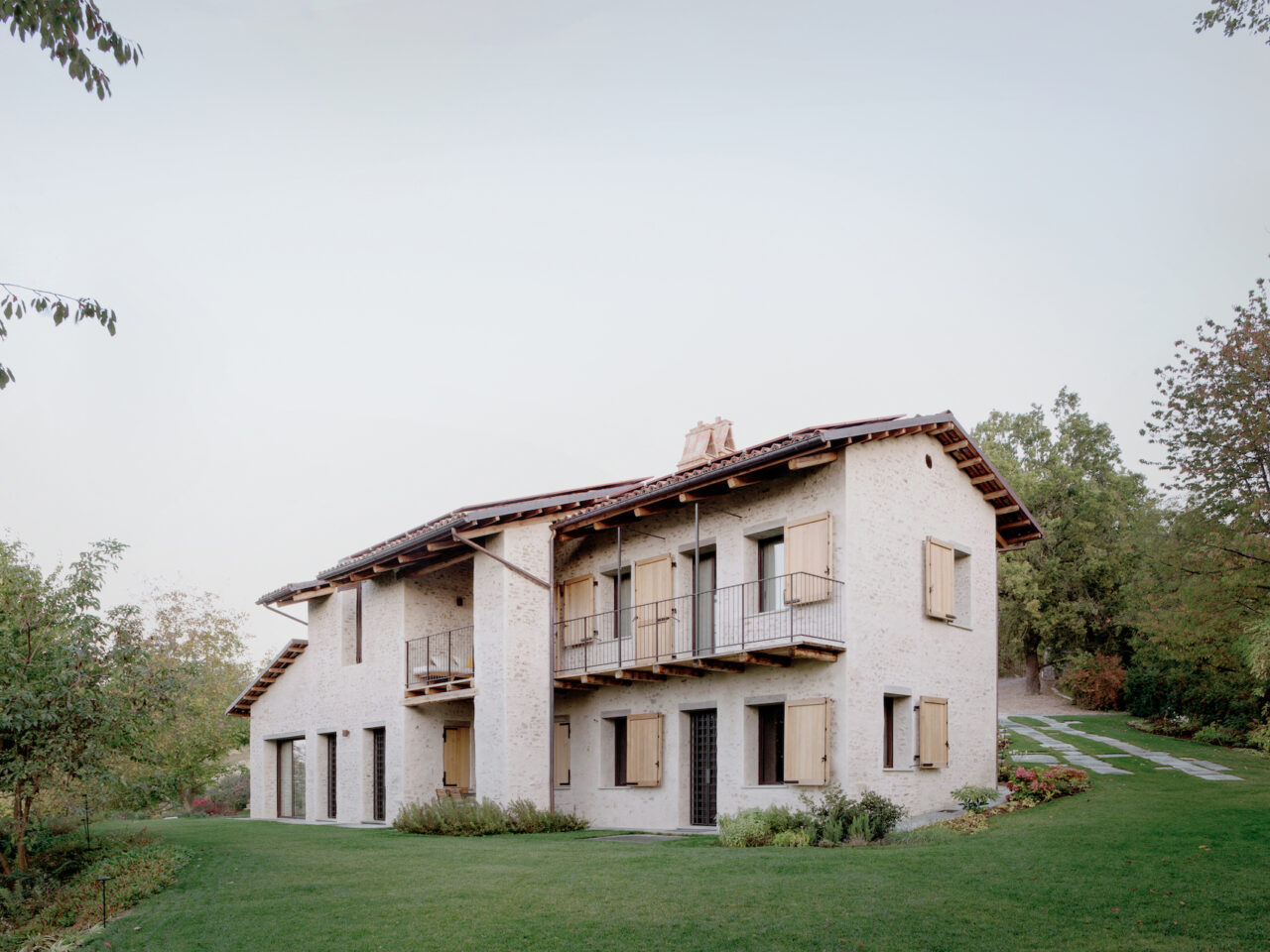 jonathan-tuckey-design-turns-19th-century-italian-farmstead-into-fashion-designer’s-retreat-–-adc