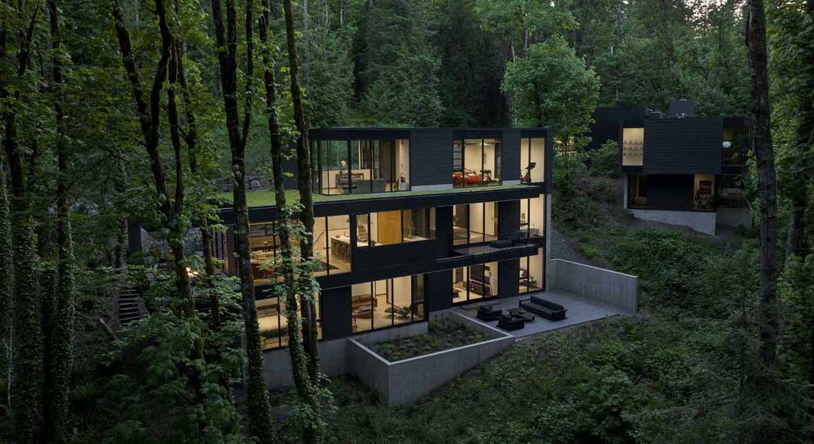 this-home-hidden-in-the-forest-appears-like-a-stack-of-illuminated-boxes