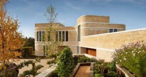 stone-snakes-around-the-curved-exterior-of-this-modern-home