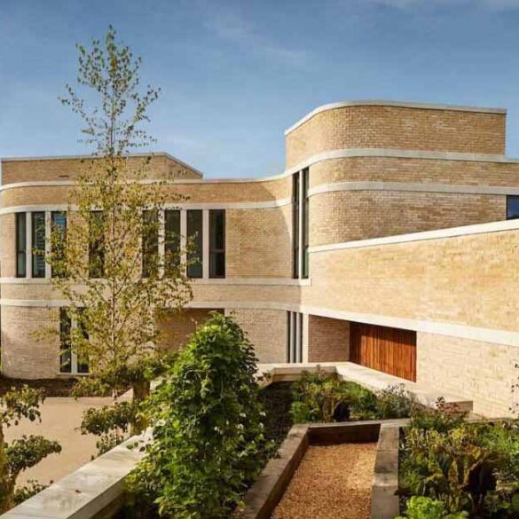 stone-snakes-around-the-curved-exterior-of-this-modern-home