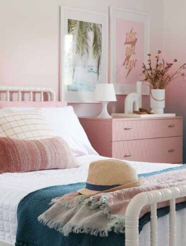 ombre-wallpaper-was-a-creative-design-choice-for-this-bedroom