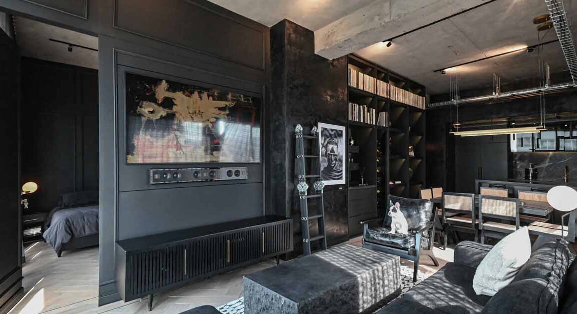 a-black-interior-gives-this-apartment-a-dark-and-dramatic-appearance