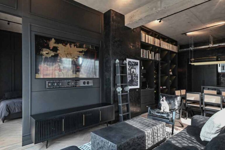 a-black-interior-gives-this-apartment-a-dark-and-dramatic-appearance