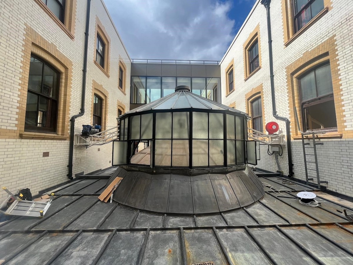 penny-hydraulics-lights-up-the-owo-in-london’s-whitehall-–-adc