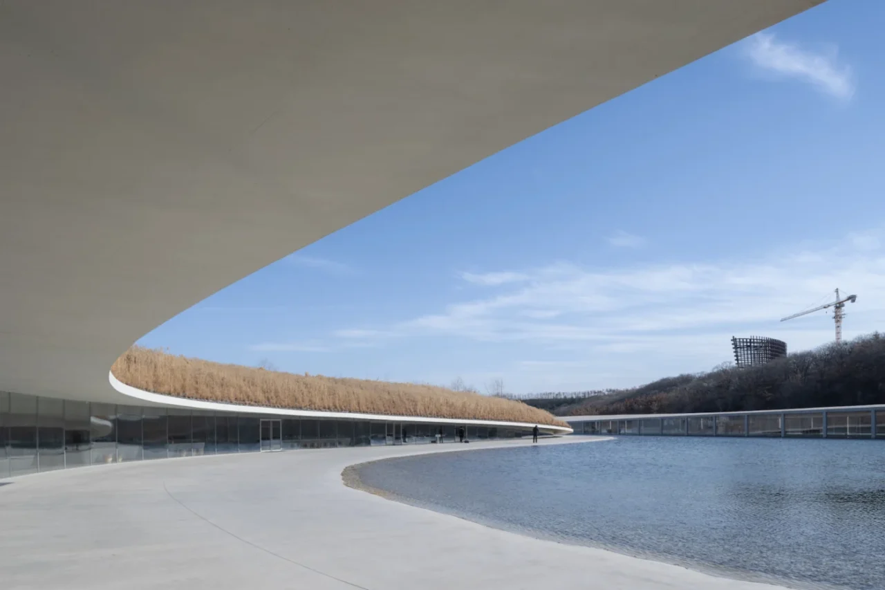 Zaishui Art Museum under its gently undulating roof, Rizhao, Shandong Province