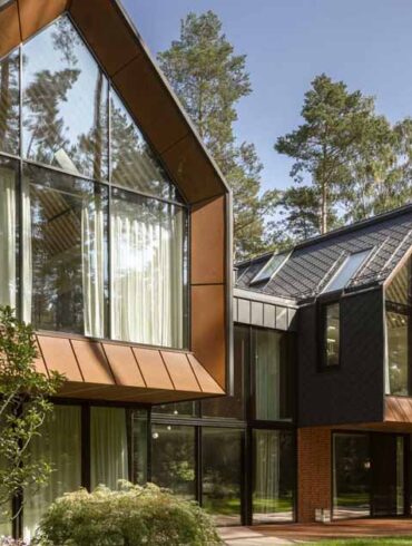 elevated-elegance:-a-unique-home-in-the-forest-with-a-trio-of-tile-clad-gables