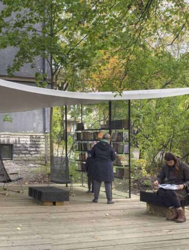 a-tiny-public-library-with-a-roof-inspired-by-a-sheet-of-paper
