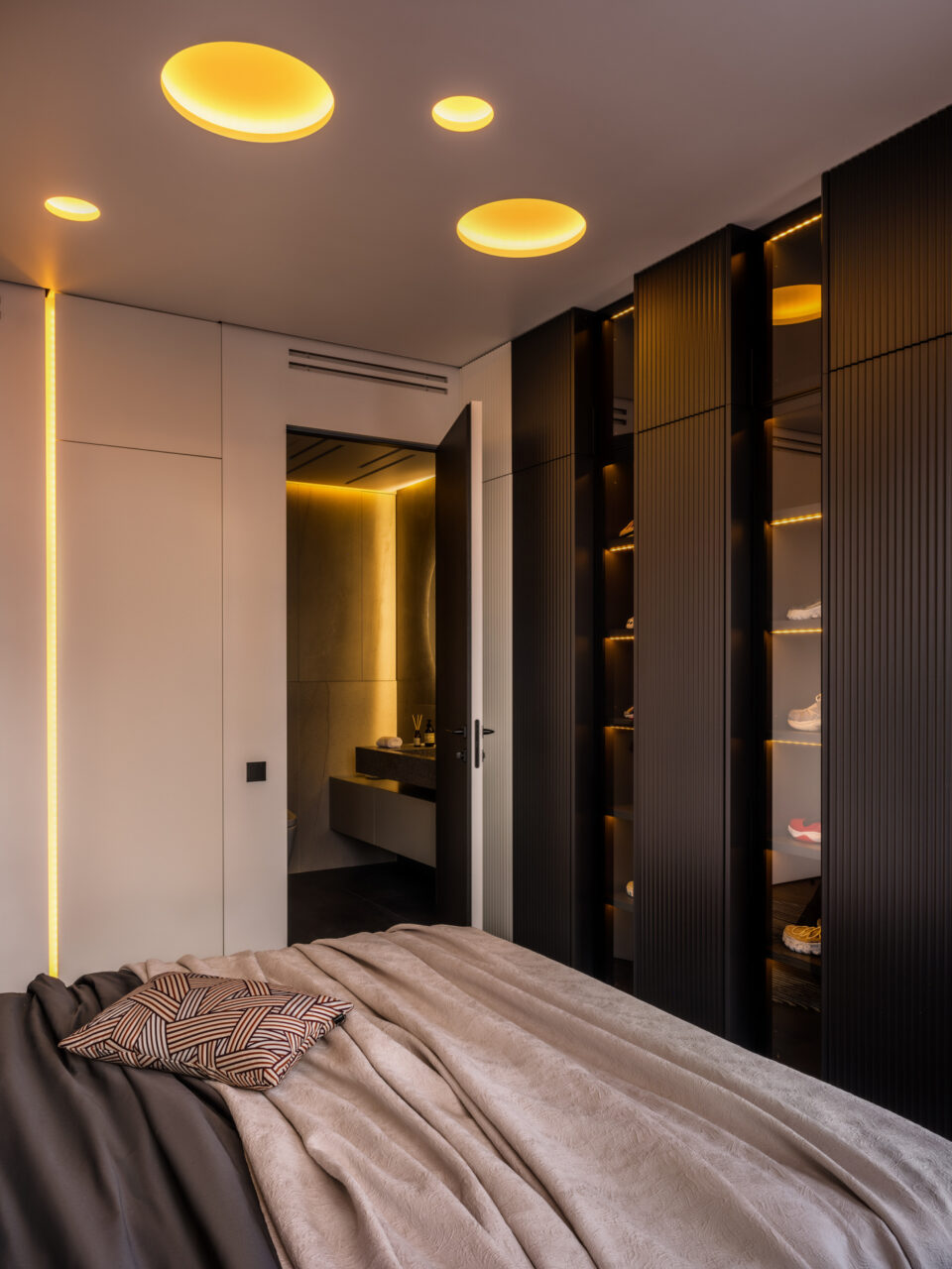A 68 m2 apartment with a glass home office for a bachelor in Moscow