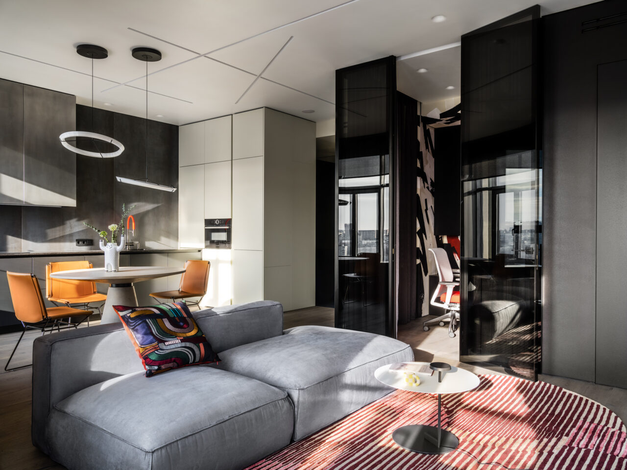 A 68 m2 apartment with a glass home office for a bachelor in Moscow