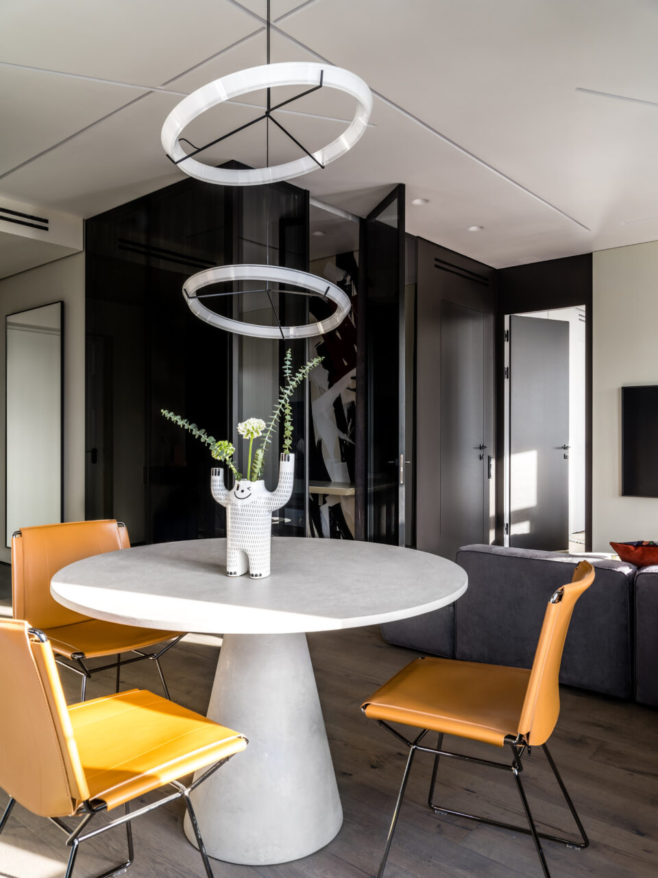 A 68 m2 apartment with a glass home office for a bachelor in Moscow