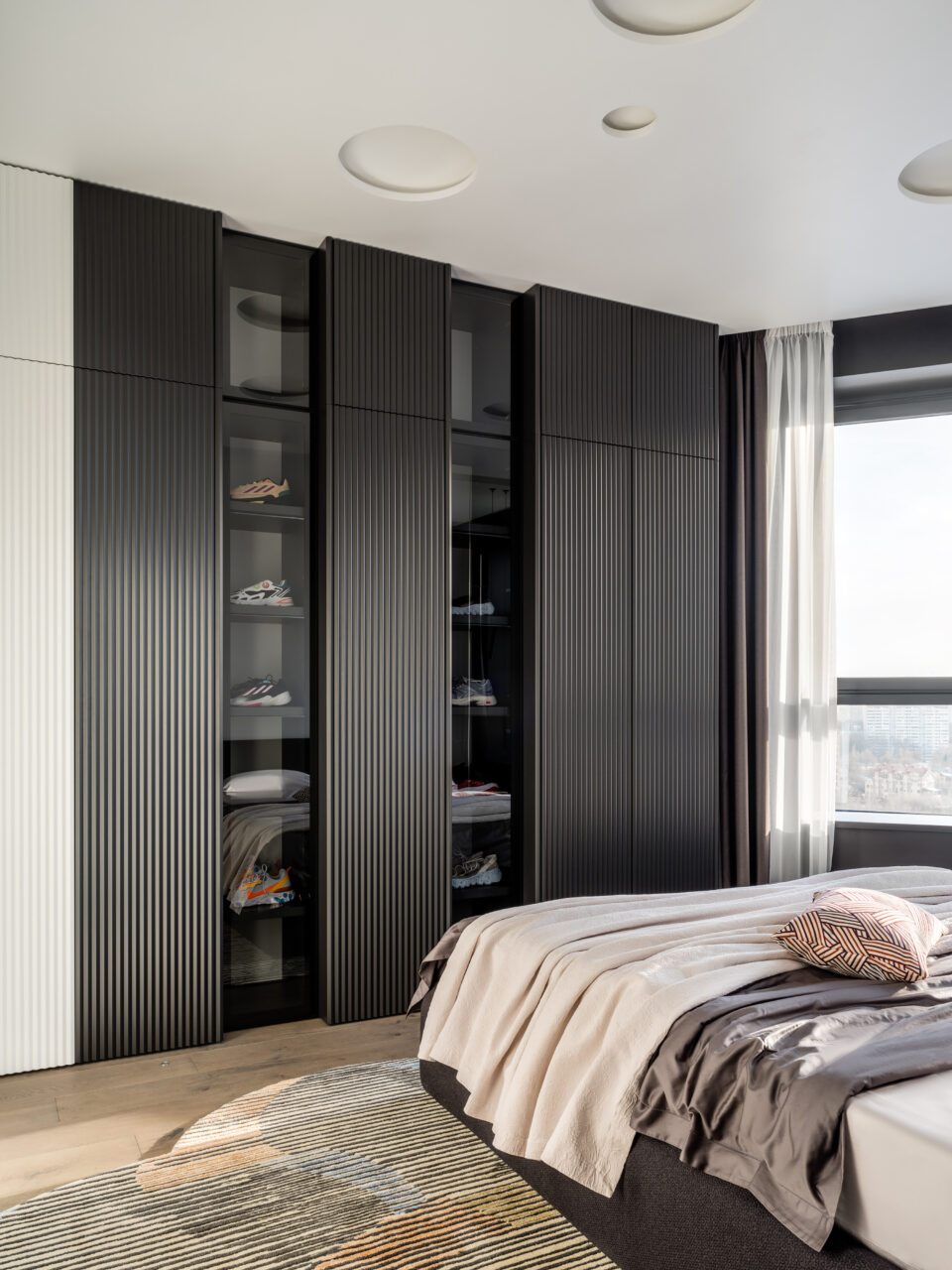 A 68 m2 apartment with a glass home office for a bachelor in Moscow
