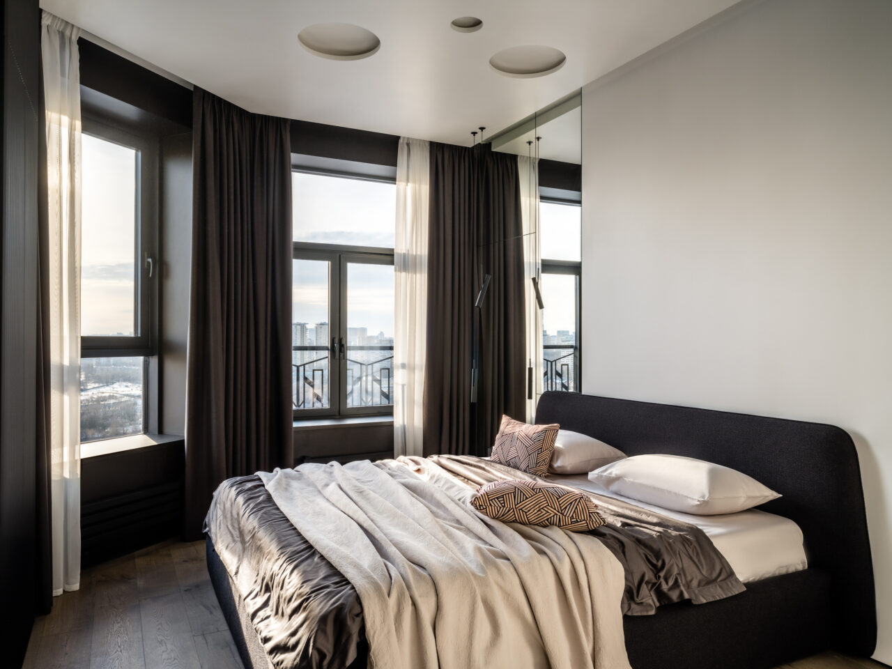 A 68 m2 apartment with a glass home office for a bachelor in Moscow