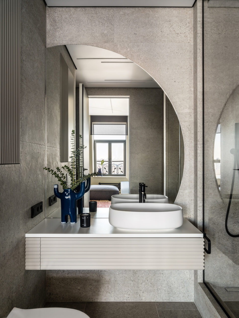 A 68 m2 apartment with a glass home office for a bachelor in Moscow