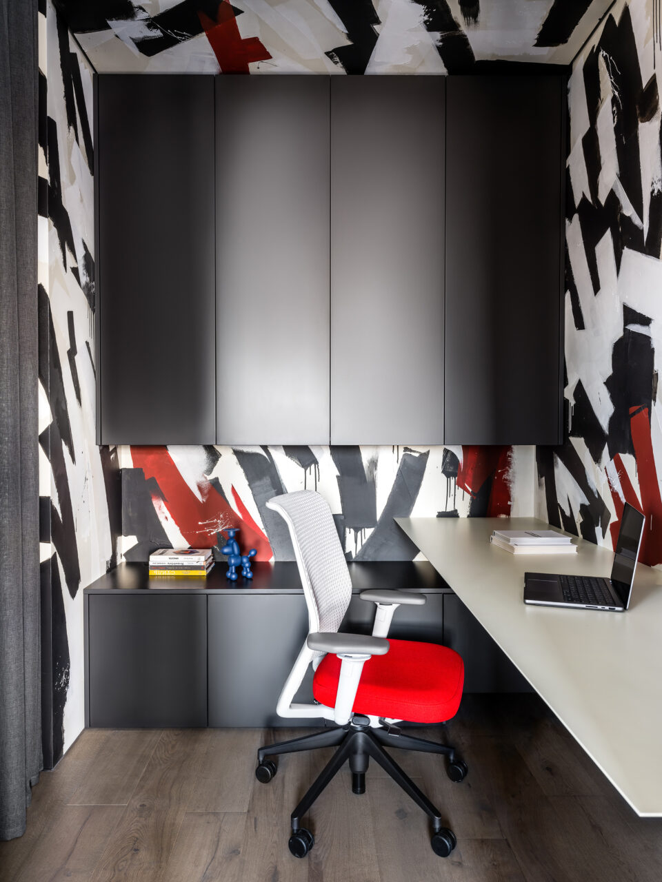 A 68 m2 apartment with a glass home office for a bachelor in Moscow