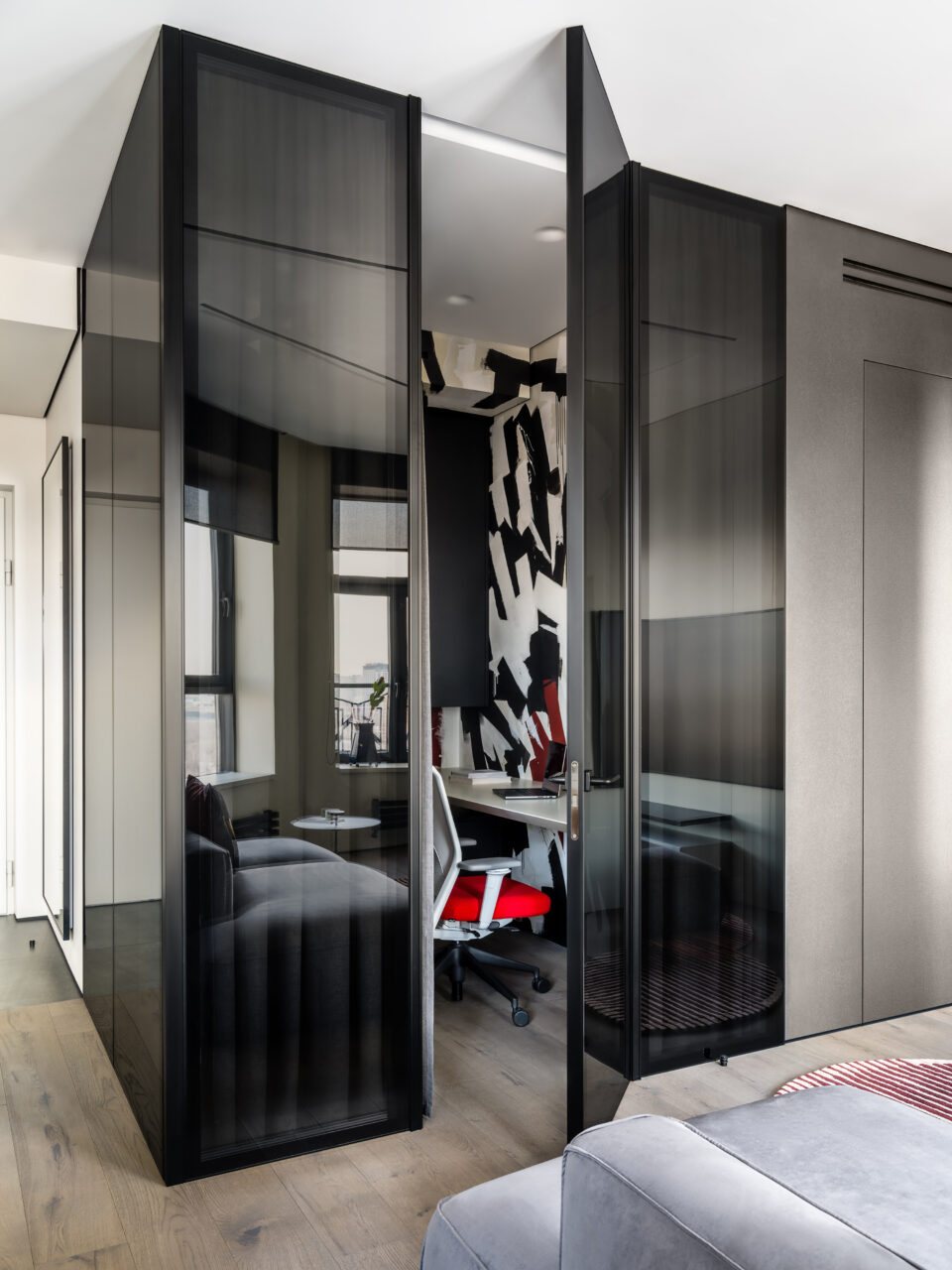 A 68 m2 apartment with a glass home office for a bachelor in Moscow