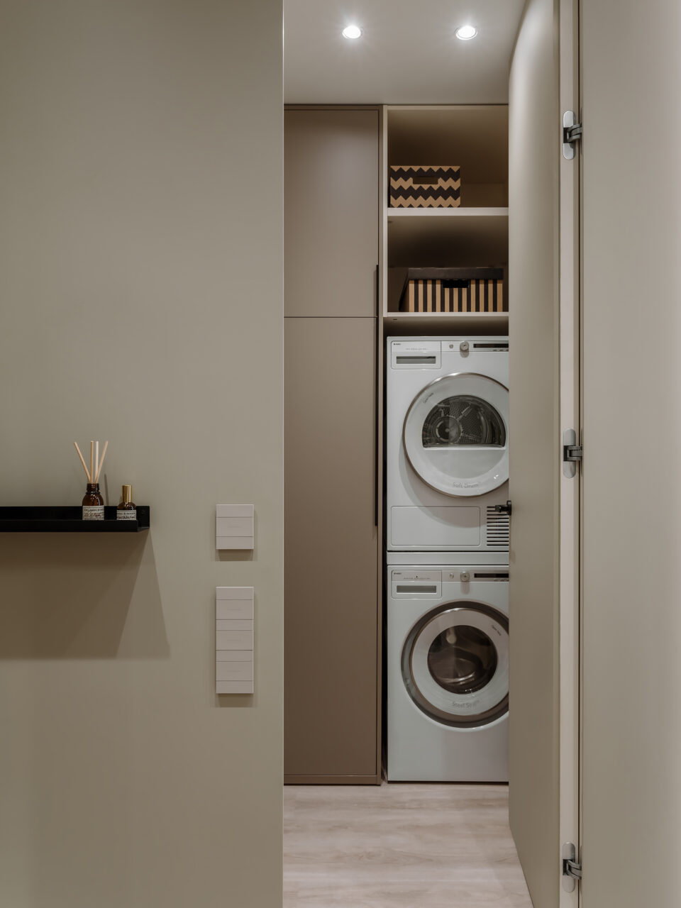 A one-bedroom 38 m2 Moscow apartment with a combined kitchen-living room and a dressing area