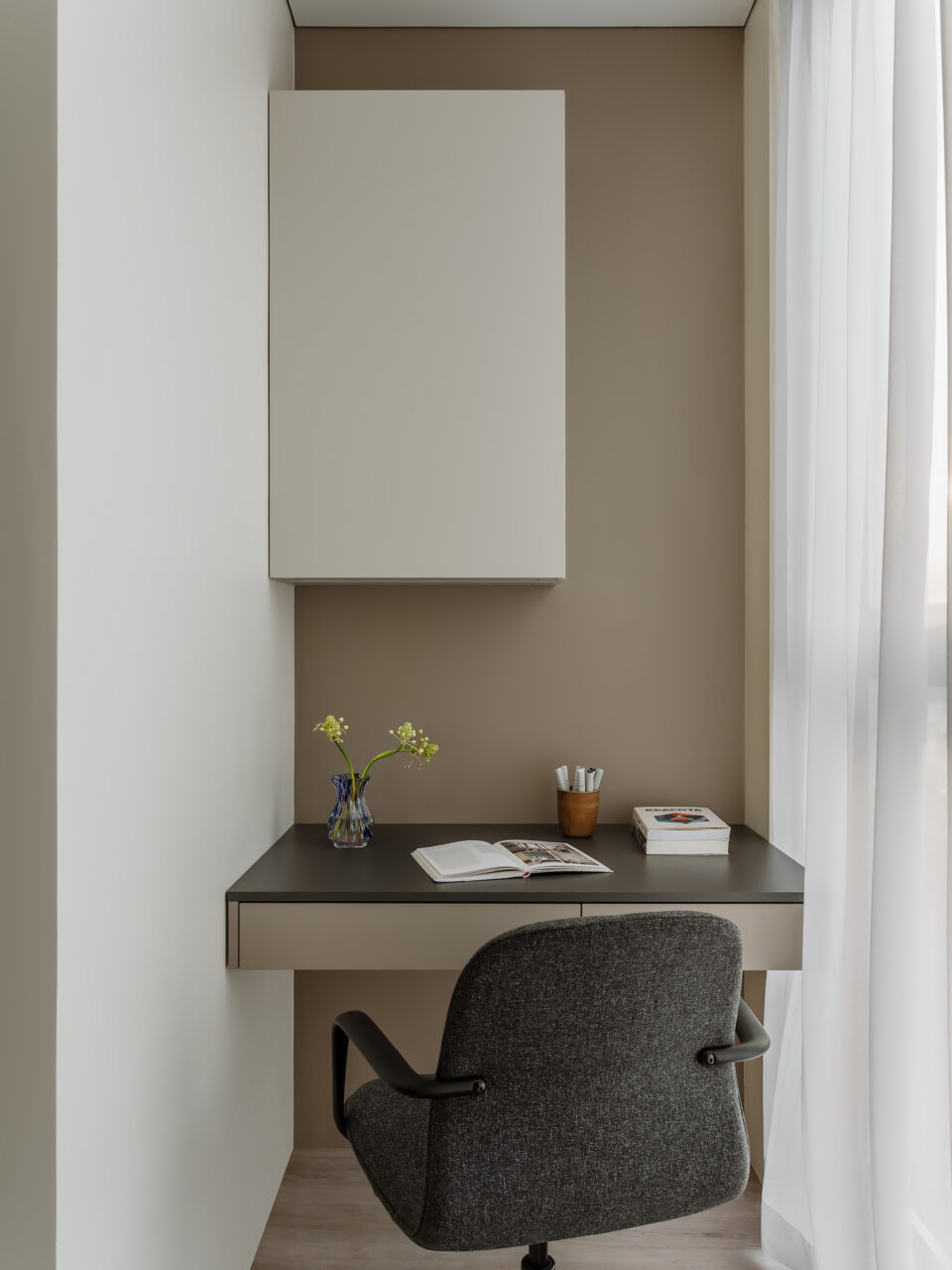 A one-bedroom 38 m2 Moscow apartment with a combined kitchen-living room and a dressing area