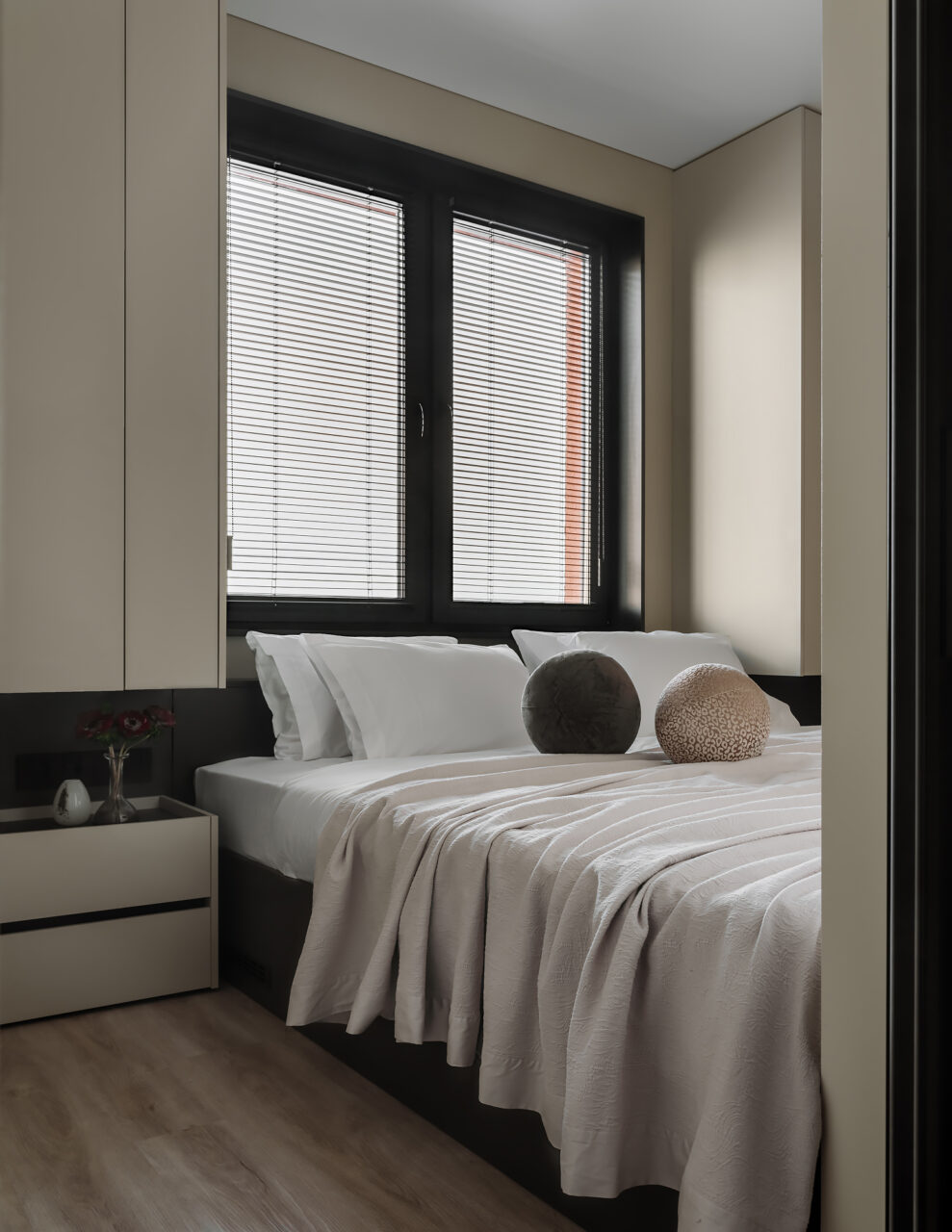 A one-bedroom 38 m2 Moscow apartment with a combined kitchen-living room and a dressing area