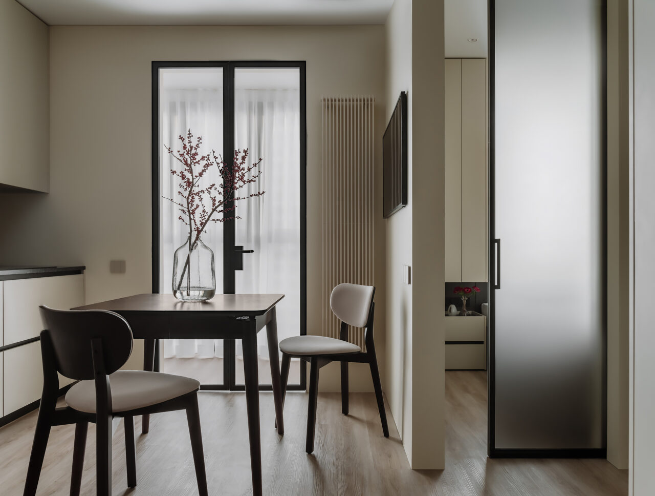 A one-bedroom 38 m2 Moscow apartment with a combined kitchen-living room and a dressing area