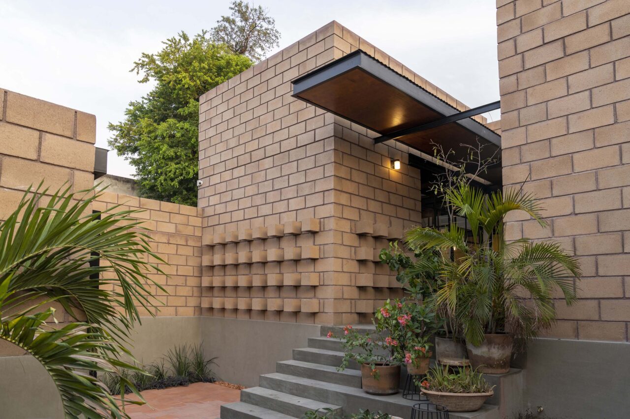 Manantial House